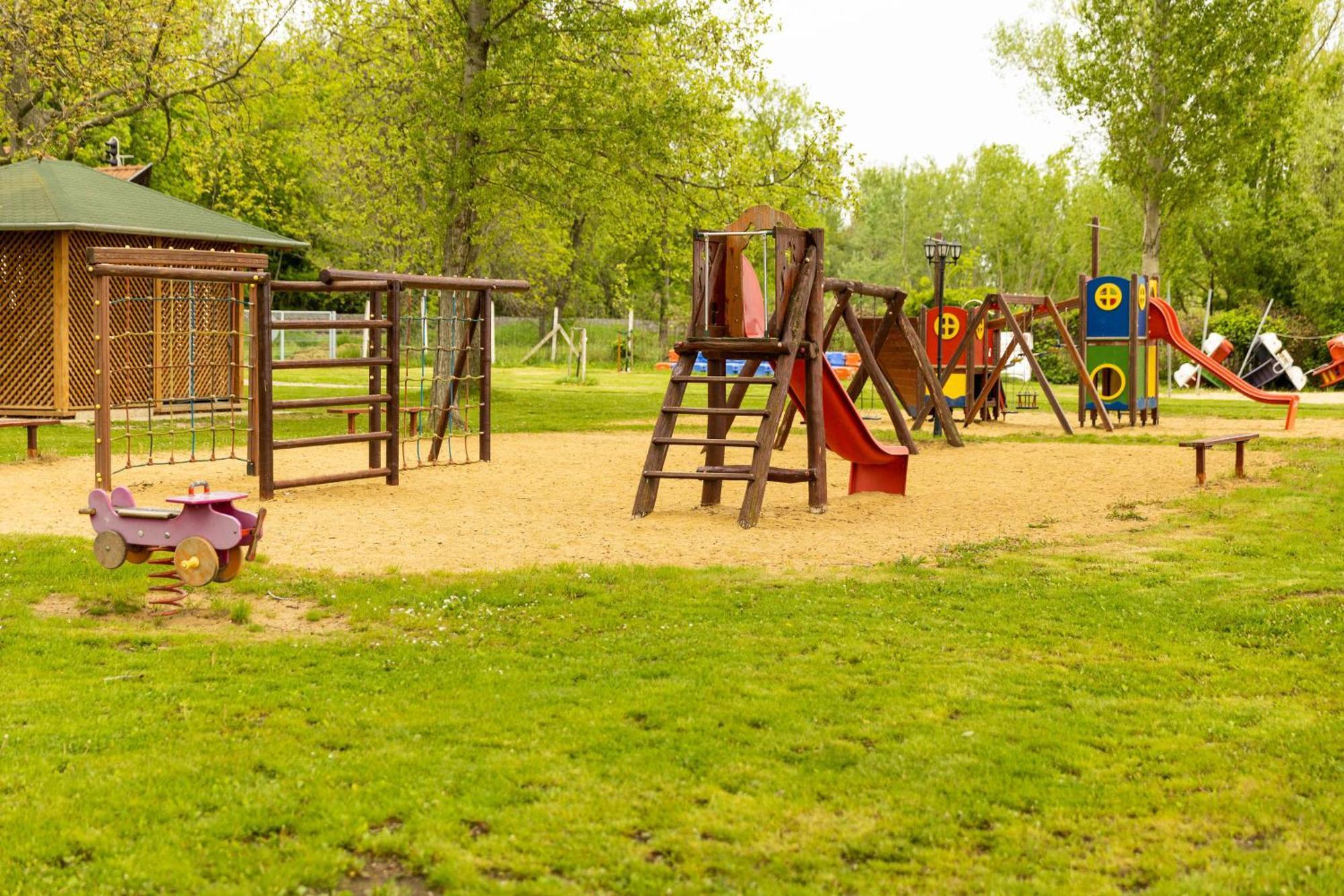 Gesztenye Nyaralopark Balatonudvari Buitenkant foto